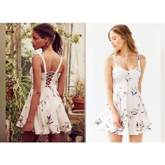 margot Dresses & Skirts - Urban Outfitters Margot Floral Mini Dress Large – Romantic Feminine Layering